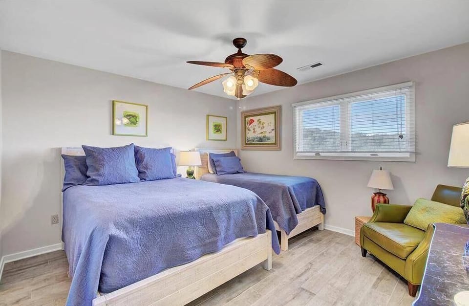 Upper Level Queen-Twin Bedroom, 2 Beach Club Villa