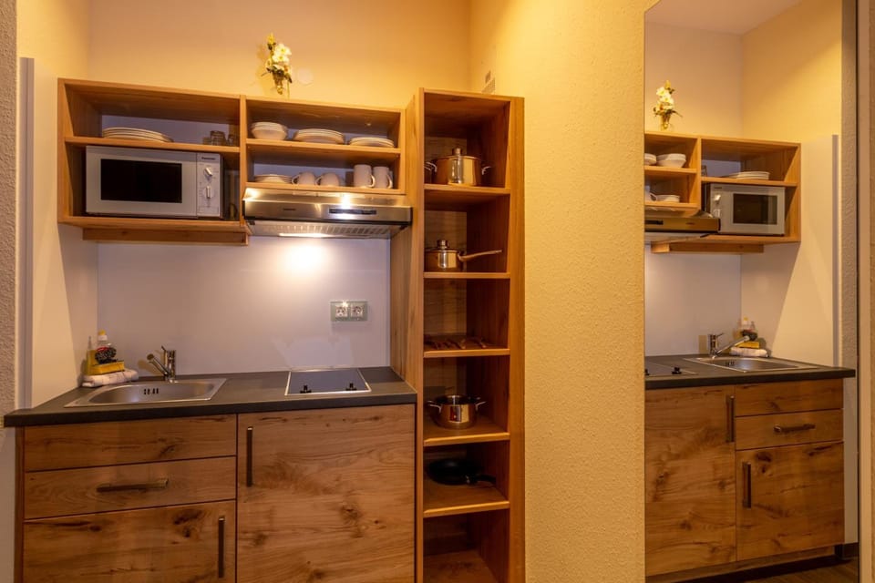 Coffee/tea maker, fridge