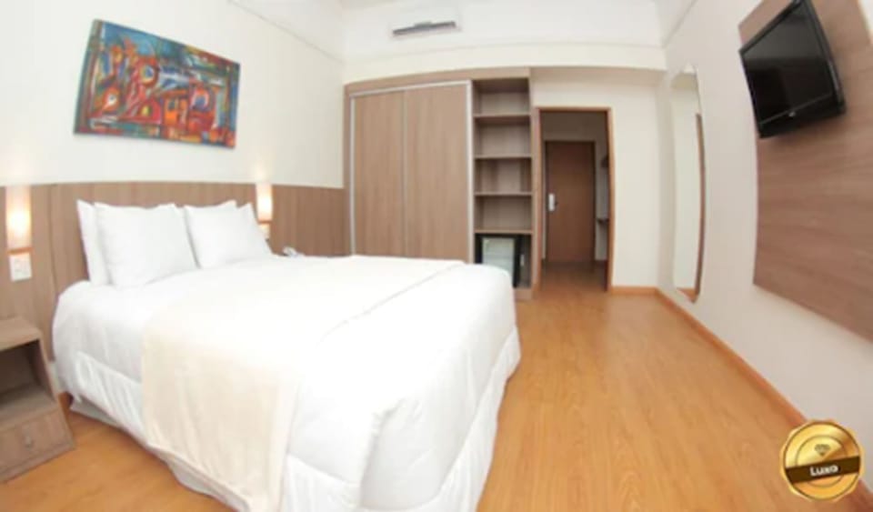 Deluxe Double Room | Minibar, in-room safe, desk, blackout drapes