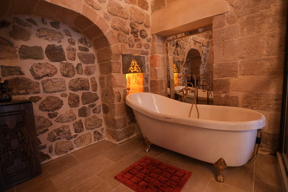 Presidential Double Room | Bathroom | Bathtub, hair dryer, slippers, towels