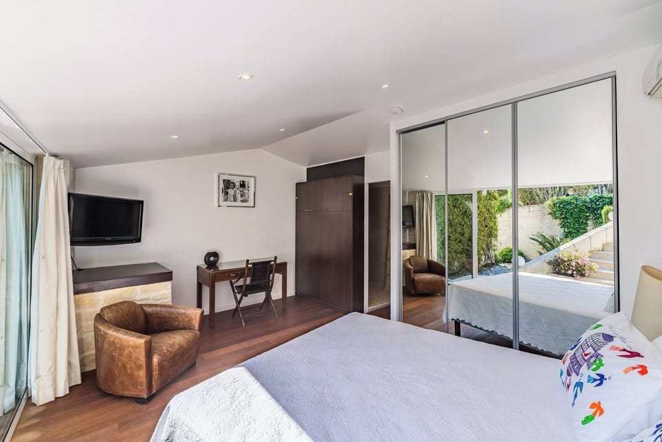 Villa near Cannes city center with swimming pool