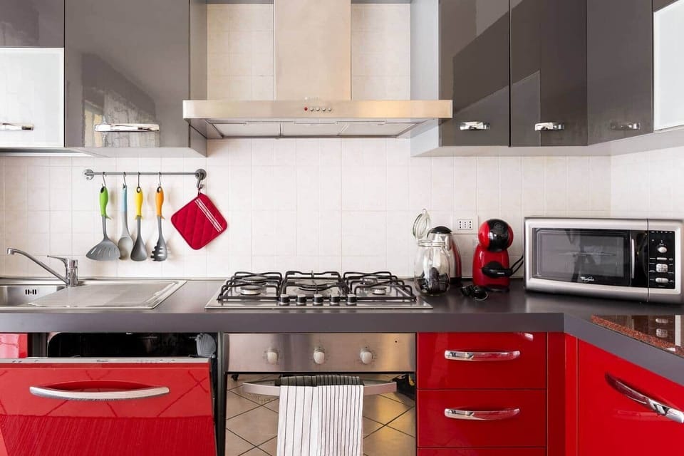 cucina corredata dei principali elettrodomestici e utensili