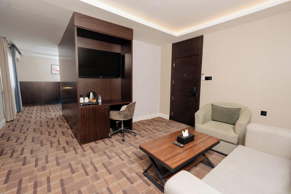 Junior Suite | Premium bedding, pillowtop beds, minibar, laptop workspace