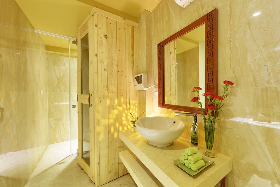 Couples treatment rooms, body treatments, aromatherapy