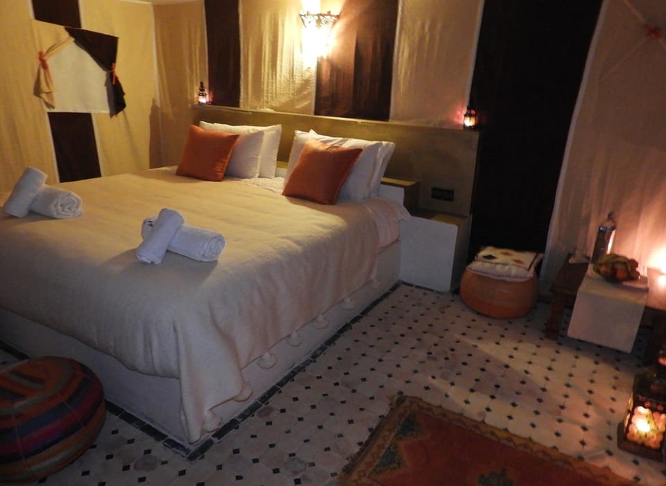 Royal Tent, Desert View | Laptop workspace, WiFi (free), individually decorated
