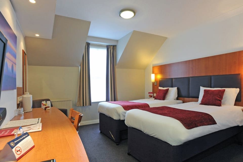 Twin Room | Desk, iron/ironing board (on request), WiFi (free), bed sheets