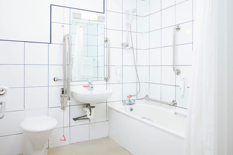 Accessible Room | Bathroom | Hair dryer, towels