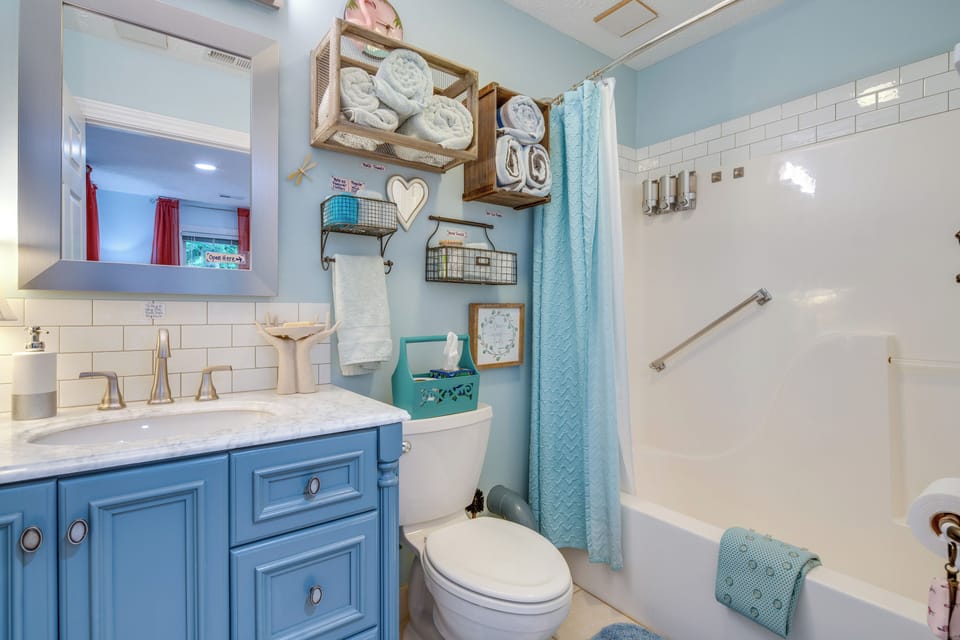 Full Bathroom | Complimentary Toiletries | Hair Dryer