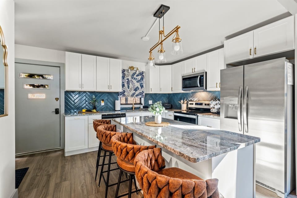 Full kitchen to dine in