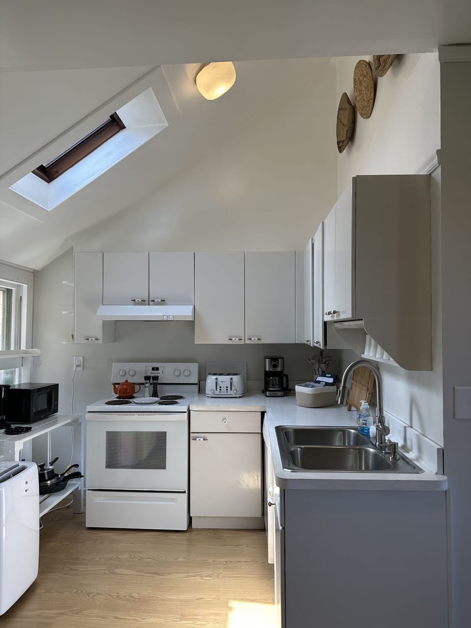 Fully equipped kitchen.
