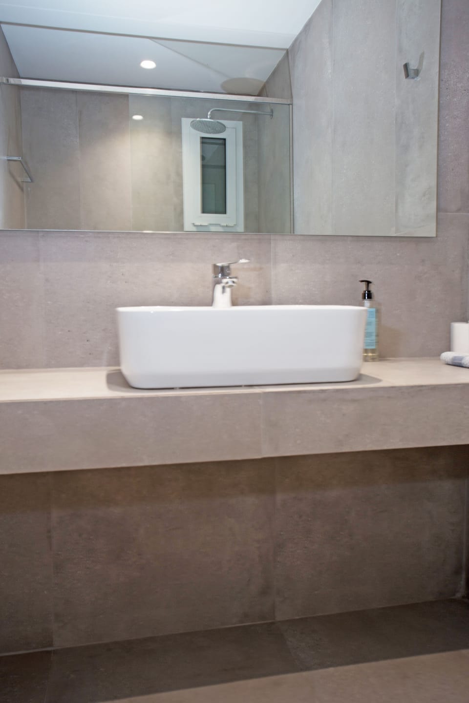 Studio | Bathroom | Shower, rainfall showerhead, hair dryer, towels