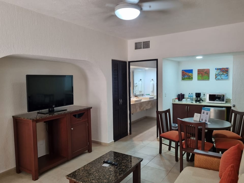 Superior Suite | 1 bedroom, minibar, in-room safe, laptop workspace