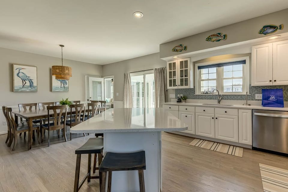 Mid-Level Kitchen with Bar (seats 6)