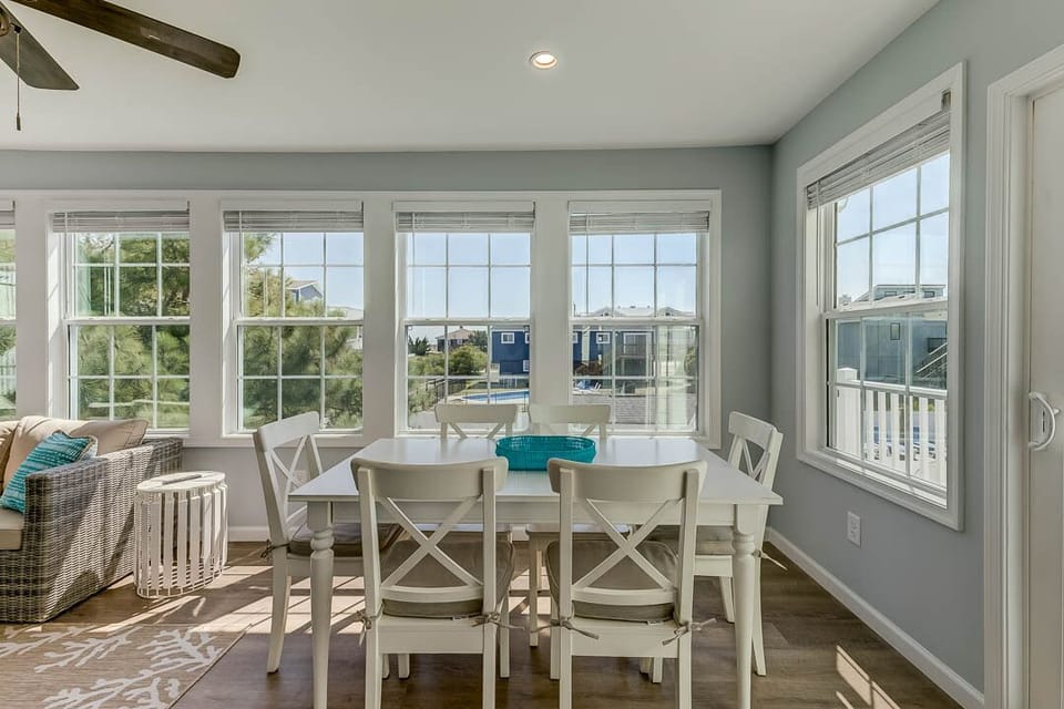 Mid-Level Sunroom with Table (seats 6)
