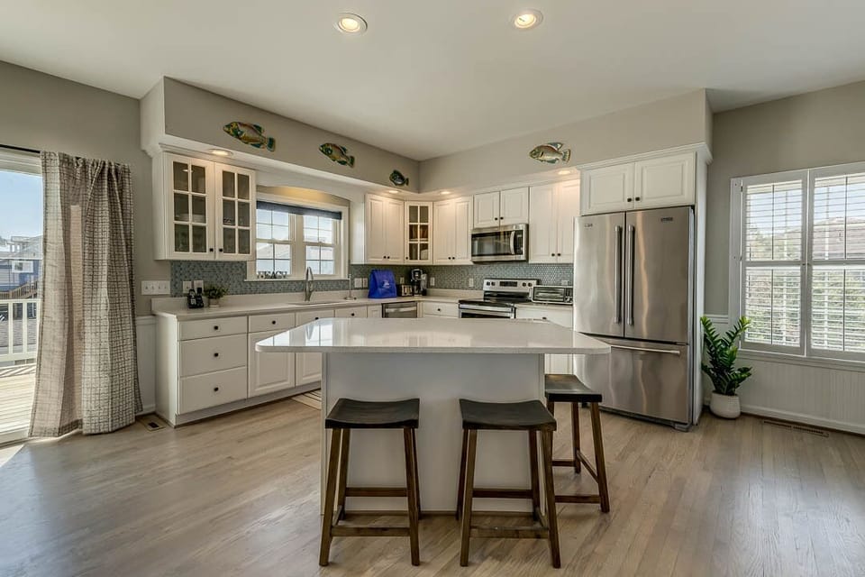 Mid-Level Kitchen with Bar (seats 6)