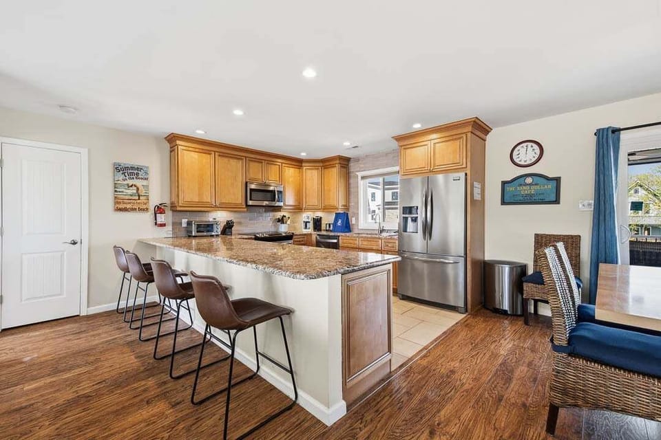 Top-Level Kitchen with Bar (seats 4)