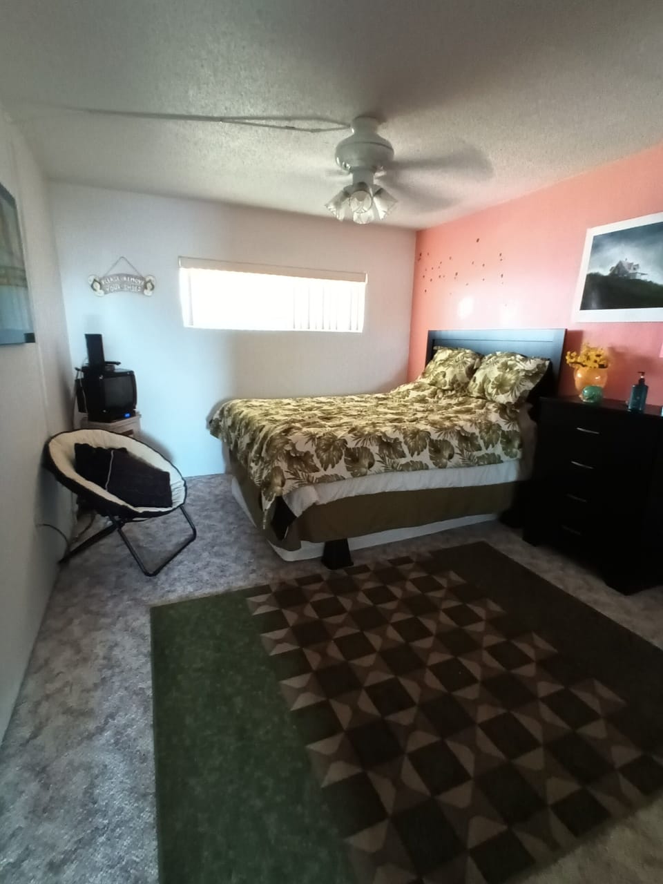 2nd bedroom with king size bed.