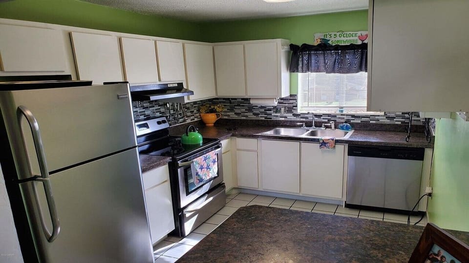 full kitchen 