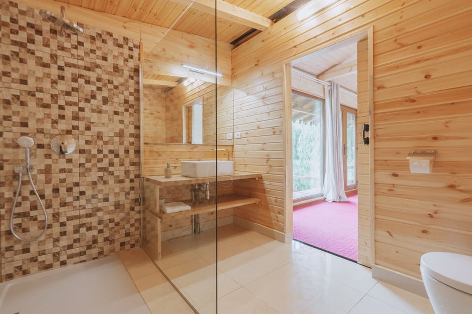 Family Double Room, Non Smoking, Lake View | Bathroom | Shower, soap, shampoo, toilet paper