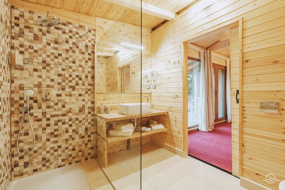 Family Double Room, 1 Bedroom, Non Smoking, Garden View | Bathroom | Shower, soap, shampoo, toilet paper