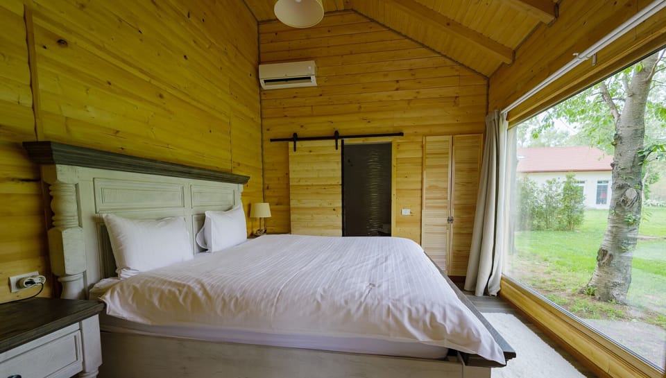 Exclusive Chalet | Minibar, bed sheets