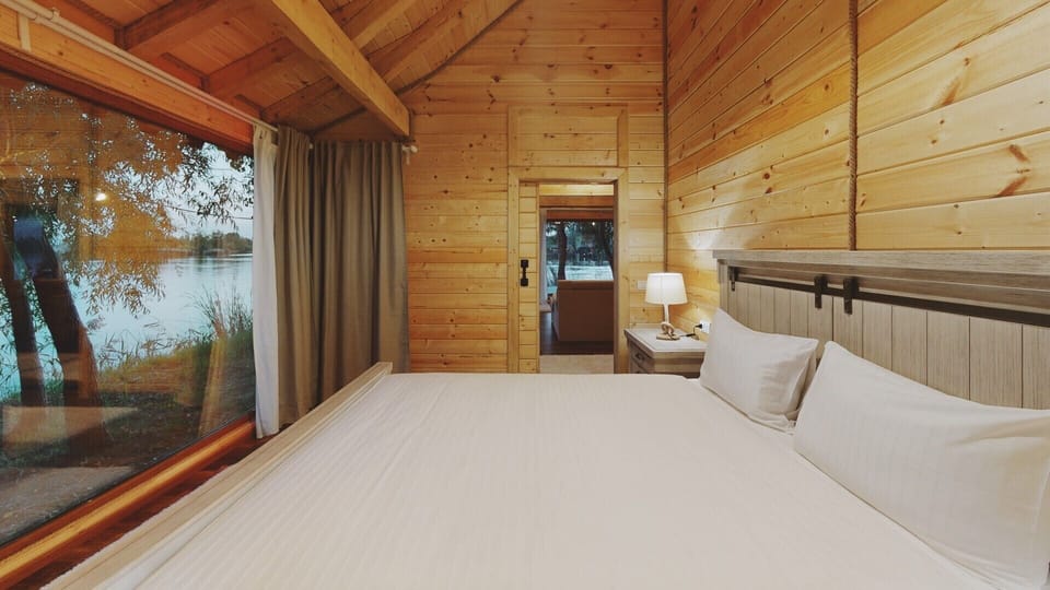 Exclusive Chalet | Minibar, bed sheets