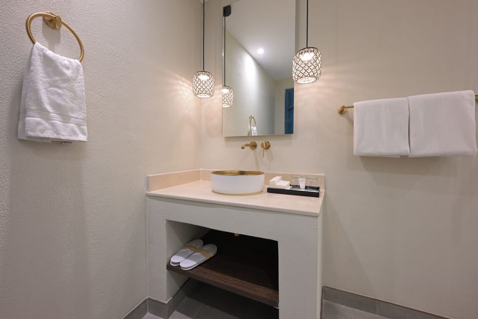 Shower, rainfall showerhead, free toiletries, hair dryer