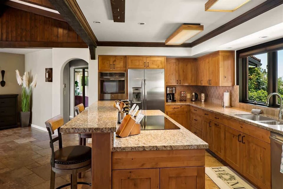Modern open kitchen fully-equipped for your stay