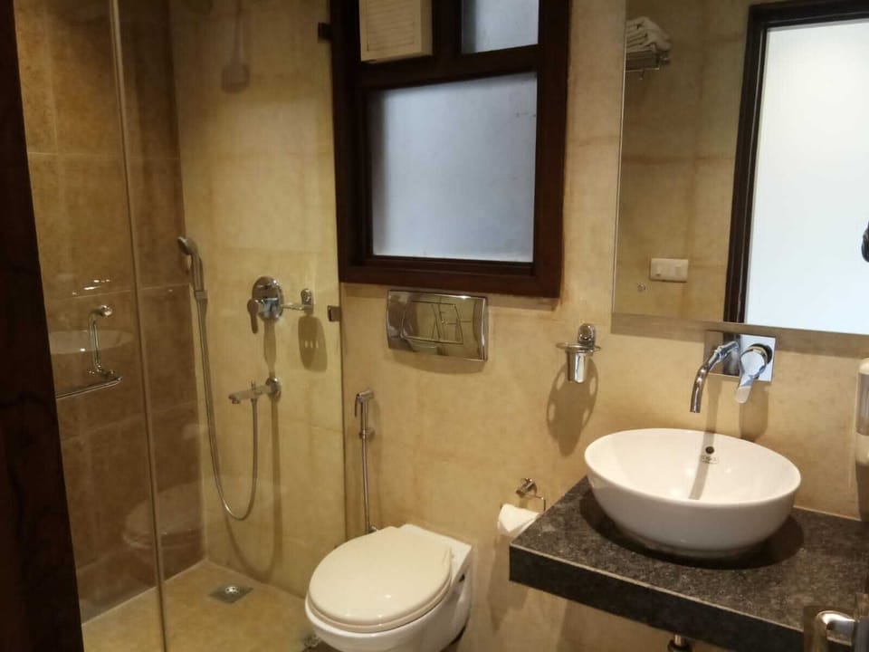Shower, free toiletries, hair dryer, towels