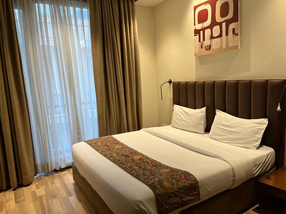 Superior Deluxe King Suite | Premium bedding, minibar, in-room safe, desk