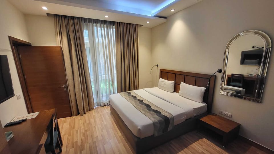 Superior Deluxe King Suite | Premium bedding, minibar, in-room safe, desk