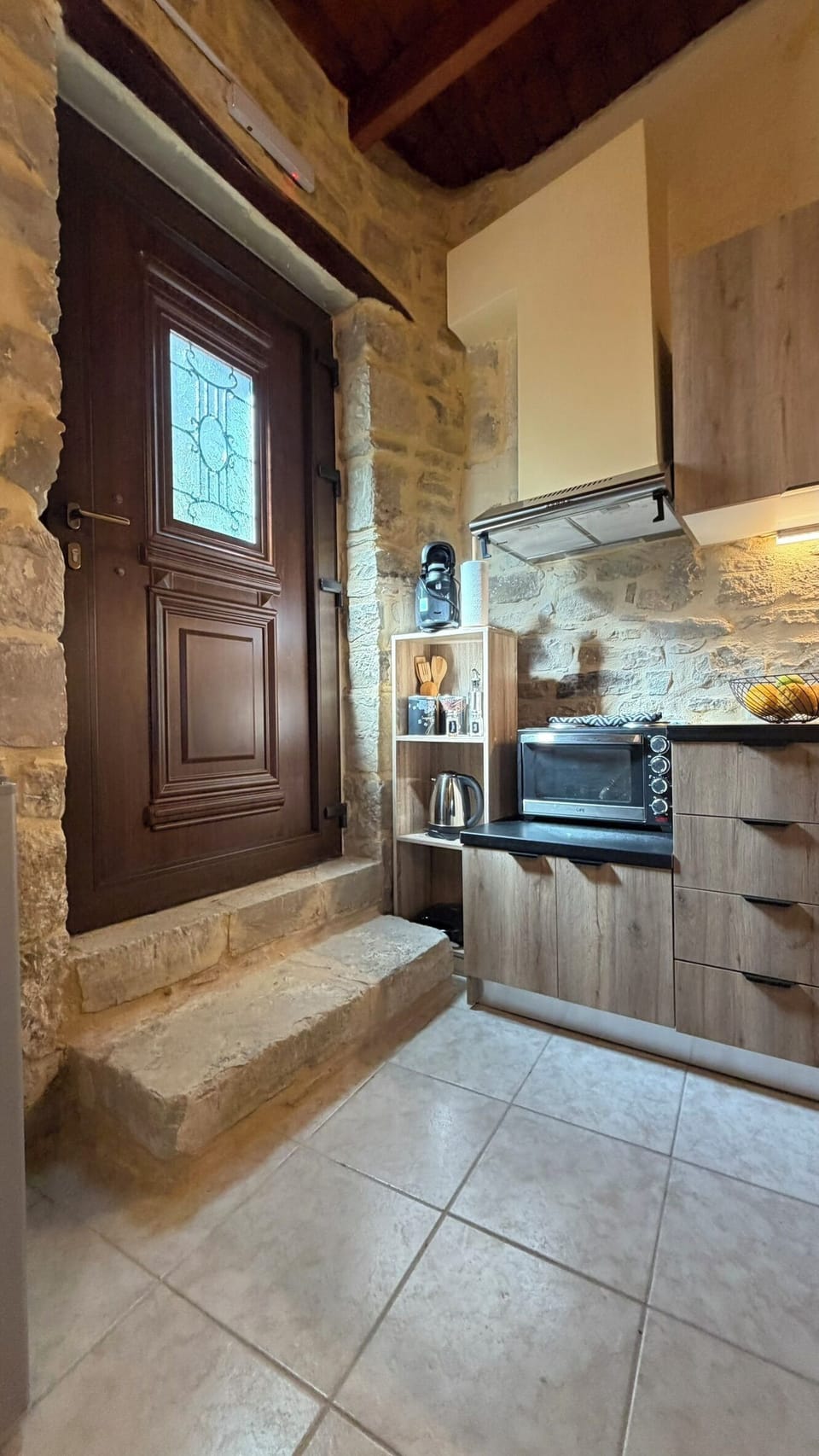 Dr. Suite 8 | Private kitchenette | Fridge, microwave, oven, stovetop