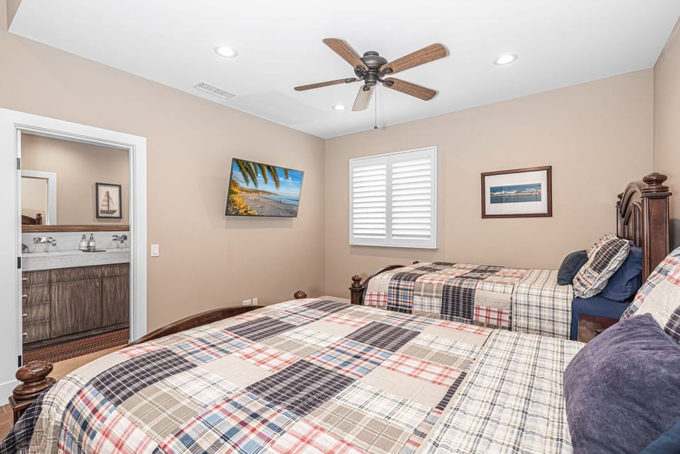 The second guest bedroom is located on the 2nd level, and comes with two Full-size beds, TV, and en-suite bathroom.
                