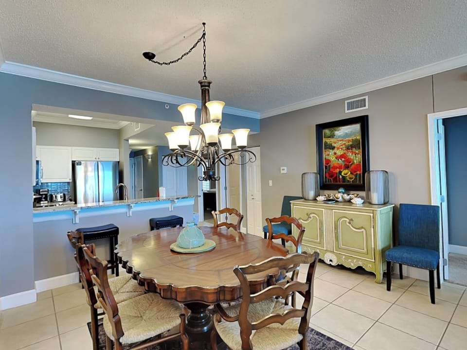 Dining Area - Table and Bar Seating