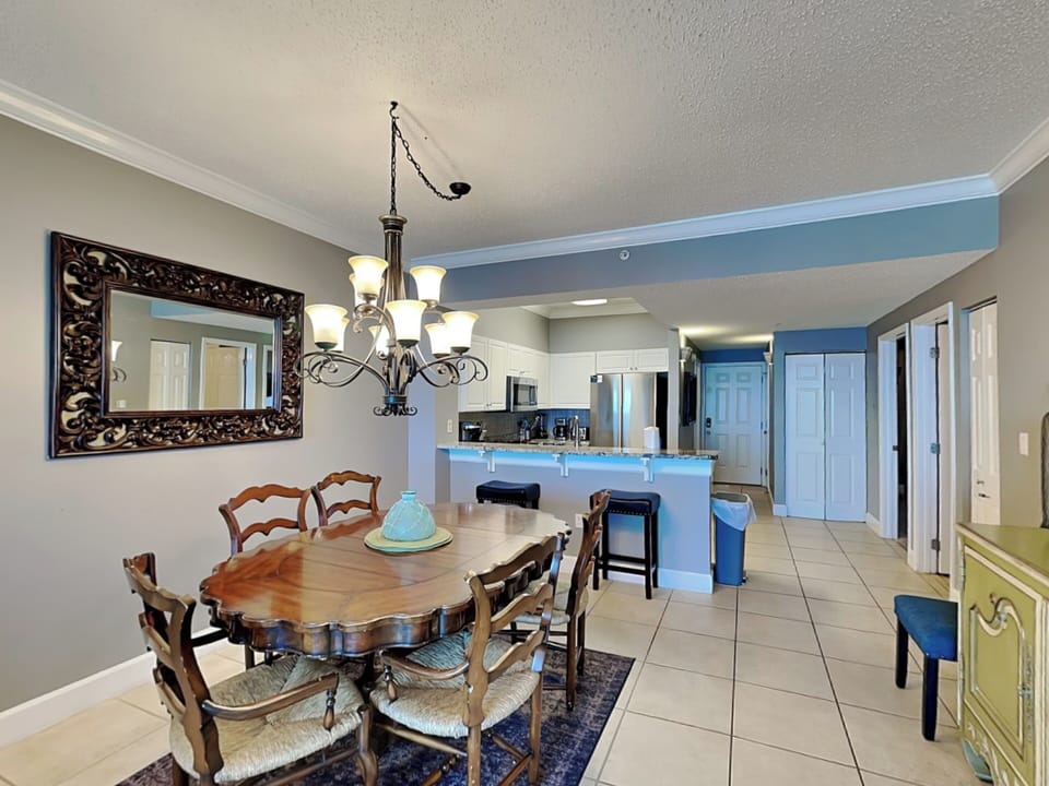 Dining Area - Table and Bar Seating