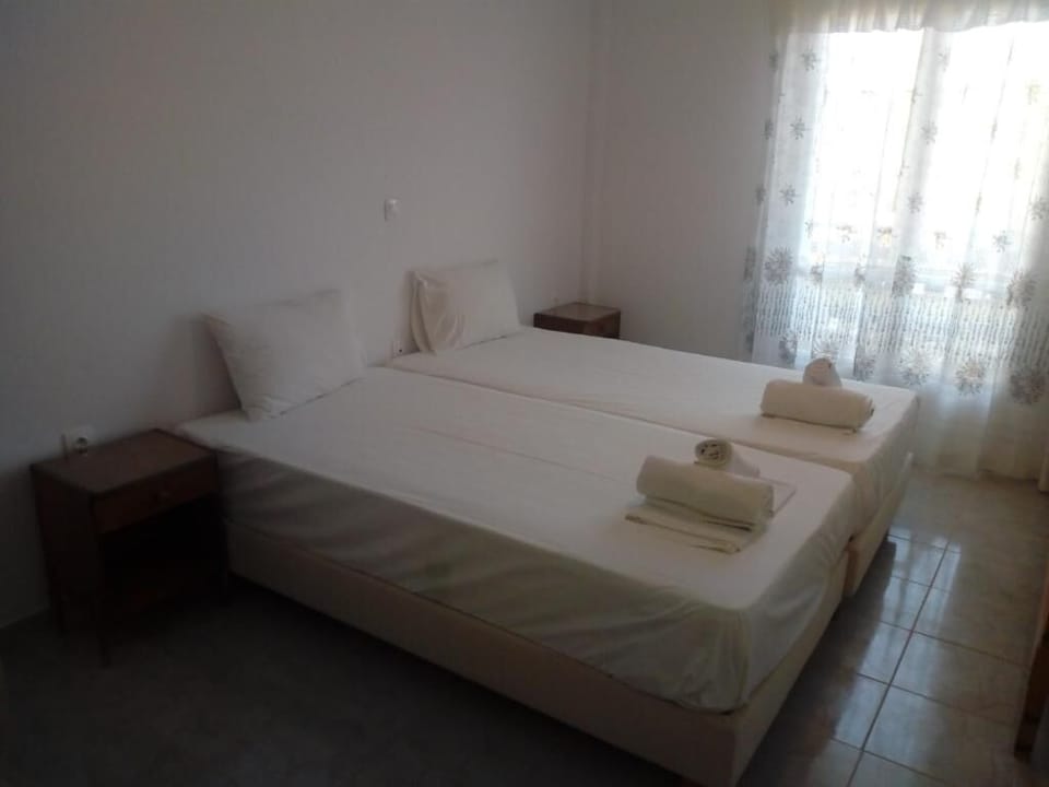 Family Apartment | Desk, free WiFi, bed sheets