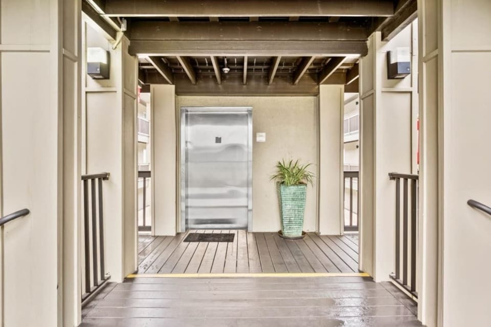 Elevator and Front Stairwell Entrance