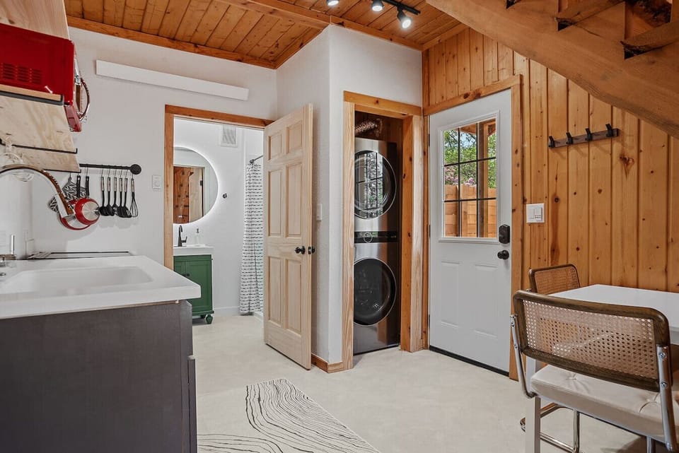Step inside and you’ll find the kitchen and dining area right at the entrance. It’s perfect for gathering with family or friends, cooking your favorite meals, and enjoying a cozy, homey atmosphere as soon as you walk in.