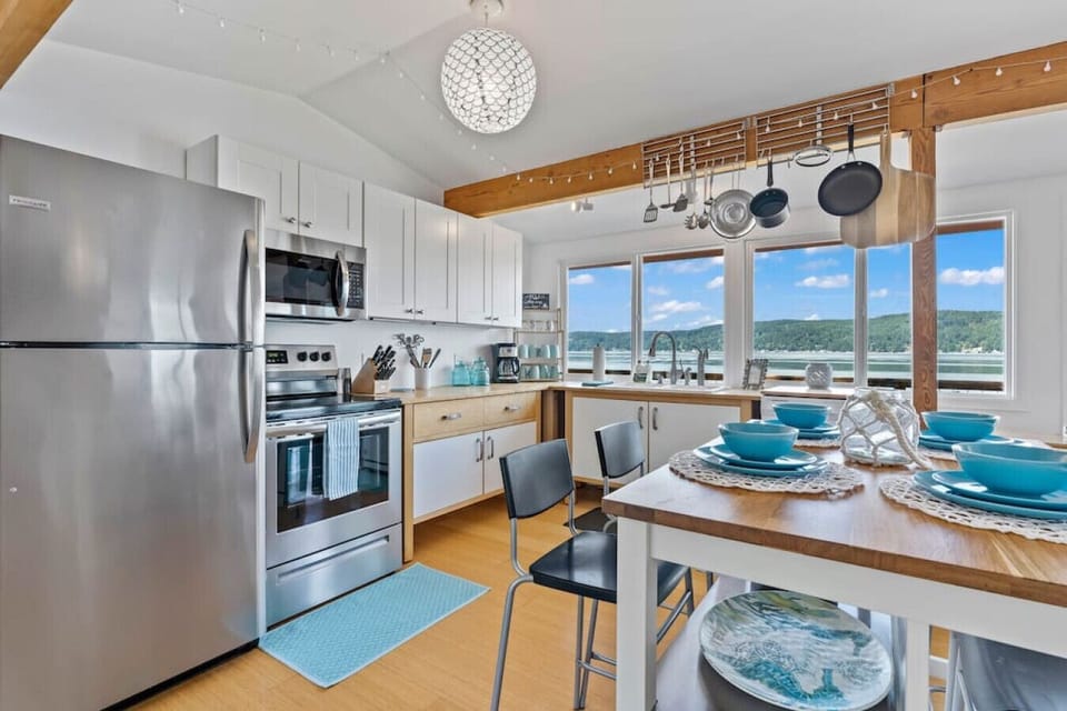Kitchen even comes stocked with kids utensils and dishes for our littlest guests!