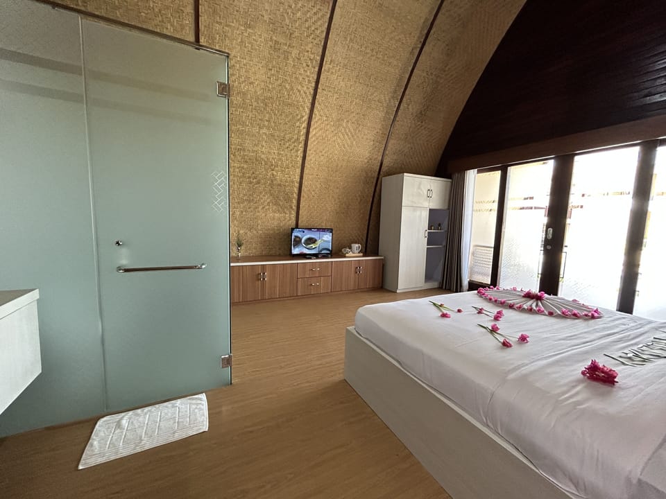 Poolside Villa | Desk, laptop workspace, WiFi (free), bed sheets