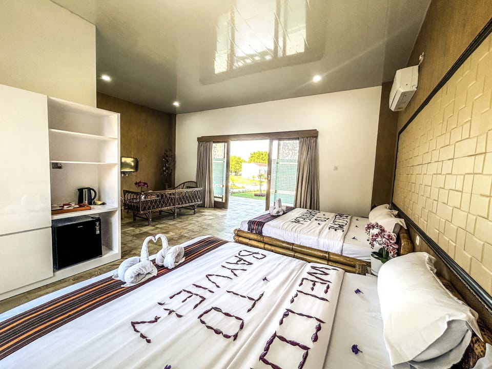 Ocean View Suite With Plunge Pool | Desk, laptop workspace, WiFi (free), bed sheets