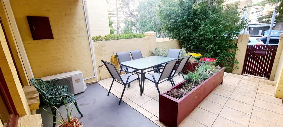 Front courtyard with outdoor dining table