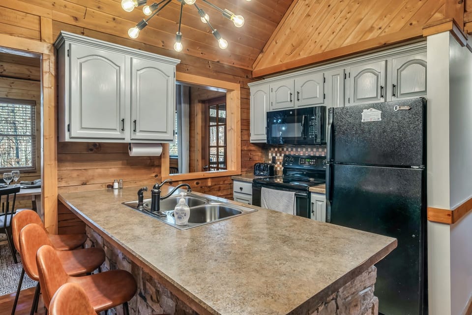 Make mealtime a breeze in this fully-equipped kitchen! Enjoy cooking with all the appliances you need—from stove to refrigerator and everything in between.