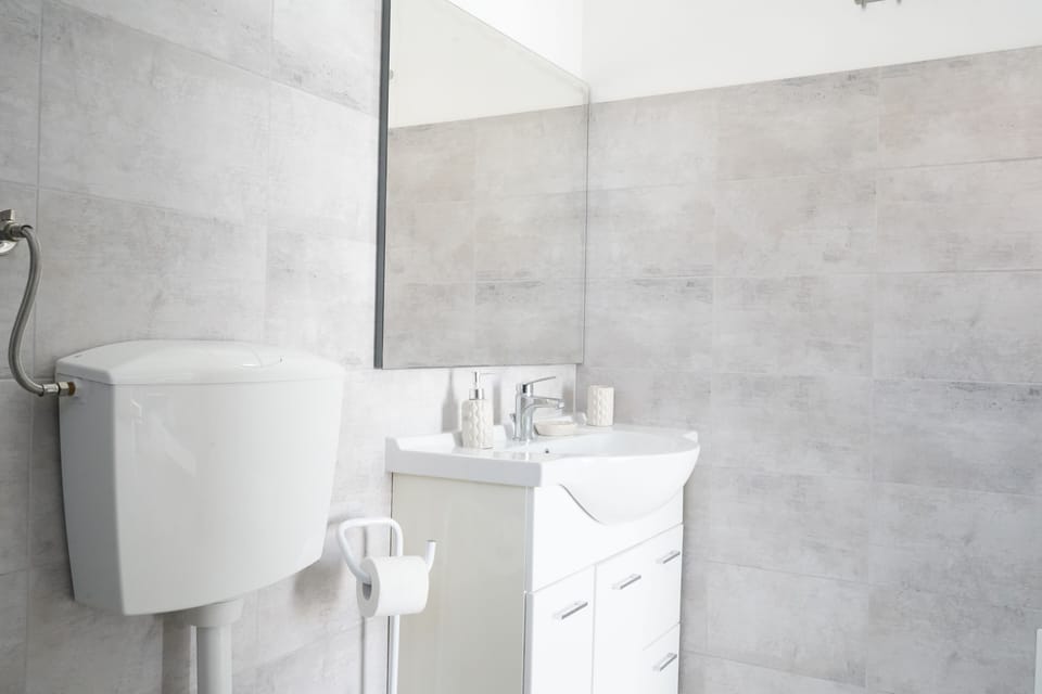 Comfort Quadruple Room | Bathroom | Rainfall showerhead, free toiletries, hair dryer, bidet