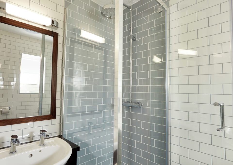 King Room | Bathroom | Shower, hair dryer, towels
