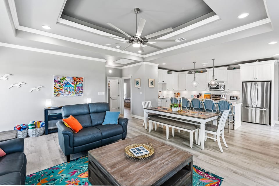 Socialize, dine, cook. Kitchen w/pots-pans, dishes, griddle, waffle-maker plus..