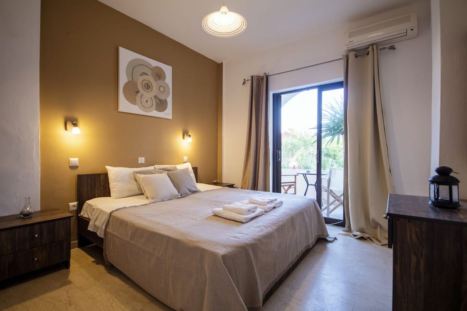 Premium bedding, in-room safe, desk, blackout drapes