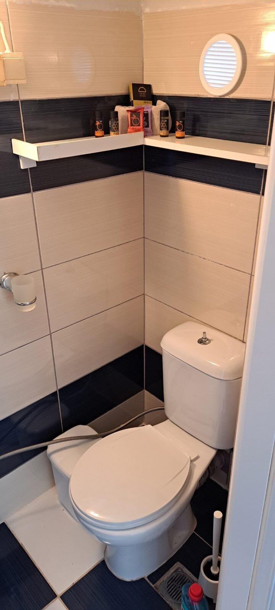 Apartment | Bathroom | Shower, towels, soap, shampoo