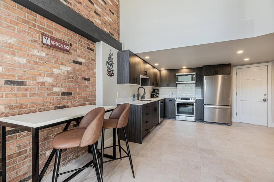 Kitchen and Breakfast Bar