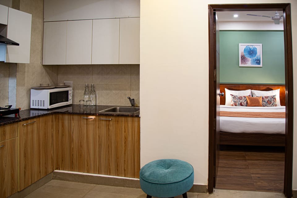 Executive Studio Suite, Balcony, City View | Private kitchen | Full-size fridge, microwave, stovetop, electric kettle